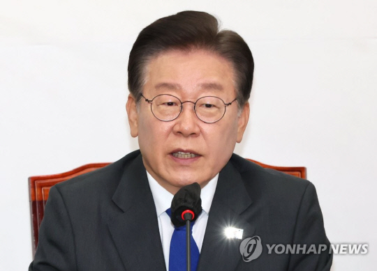이재명 더불어민주당 대표가 14일 오후 국회에서 열린 최고위원회의에서 발언하고 있다.<연합뉴스>